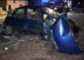 Groźne zdarzenie w powiecie Ostrowskim. Uderzył w dwa budynki i uciekł. Policjanci znaleźli go pod kartonami