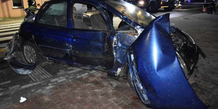 Groźne zdarzenie w powiecie Ostrowskim. Uderzył w dwa budynki i uciekł. Policjanci znaleźli go pod kartonami