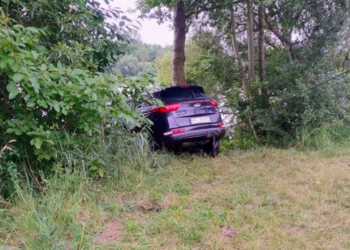 Nietypowy poranek nad Jeziorem Lubotyńskim. Samochód wędkarza stoczył się do wody