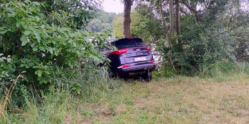 Nietypowy poranek nad Jeziorem Lubotyńskim. Samochód wędkarza stoczył się do wody