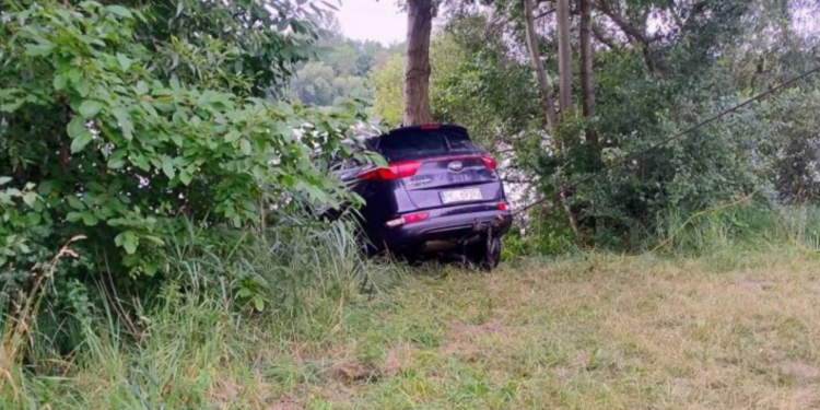 Nietypowy poranek nad Jeziorem Lubotyńskim. Samochód wędkarza stoczył się do wody