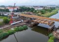 Przebudowa Mostu Chrobrego w Poznaniu. Gigantyczne elementy stalowe już na placu budowy [SZCZEGÓŁY]
