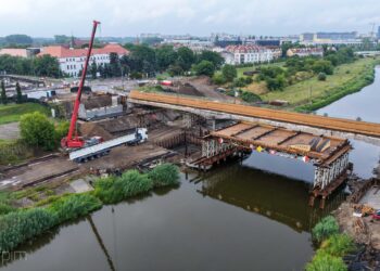 Przebudowa Mostu Chrobrego w Poznaniu. Gigantyczne elementy stalowe już na placu budowy [SZCZEGÓŁY]