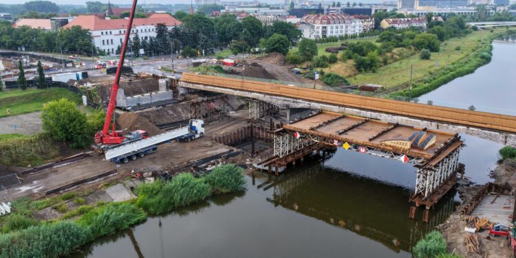 Przebudowa Mostu Chrobrego w Poznaniu. Gigantyczne elementy stalowe już na placu budowy [SZCZEGÓŁY]