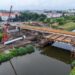 Przebudowa Mostu Chrobrego w Poznaniu. Gigantyczne elementy stalowe już na placu budowy [SZCZEGÓŁY]